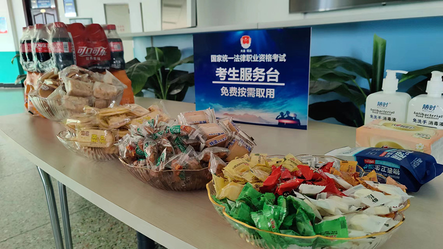 大連考區(qū)為考生準(zhǔn)備了水和小食品,，讓考生特別暖心,。