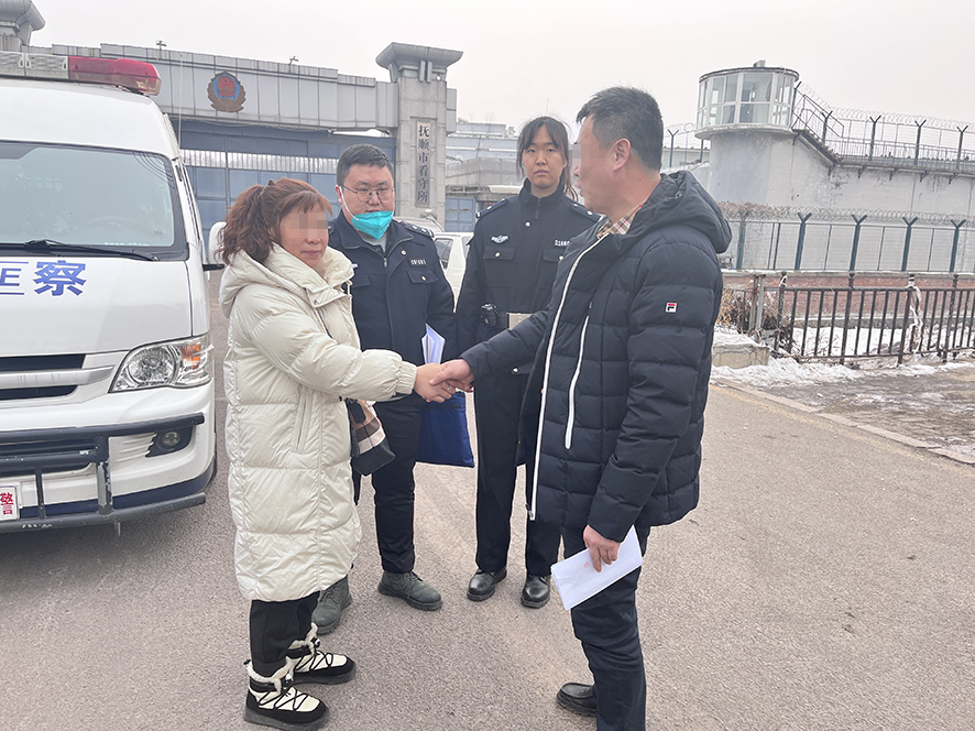 張某（左一）與申請執(zhí)行人達成和解協(xié)議