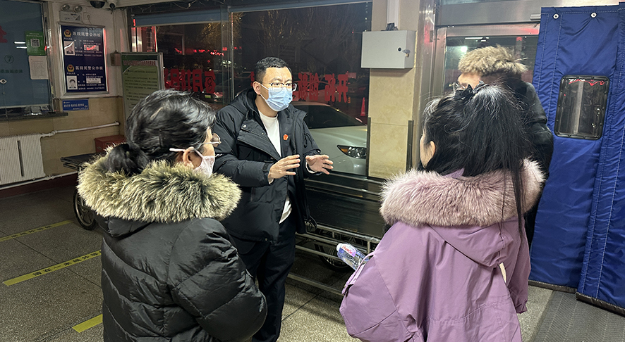 進(jìn)行司法拘留前,，佟欣法官帶被執(zhí)行認(rèn)進(jìn)行體檢,，并向申請人解答拘留的詳細(xì)問題