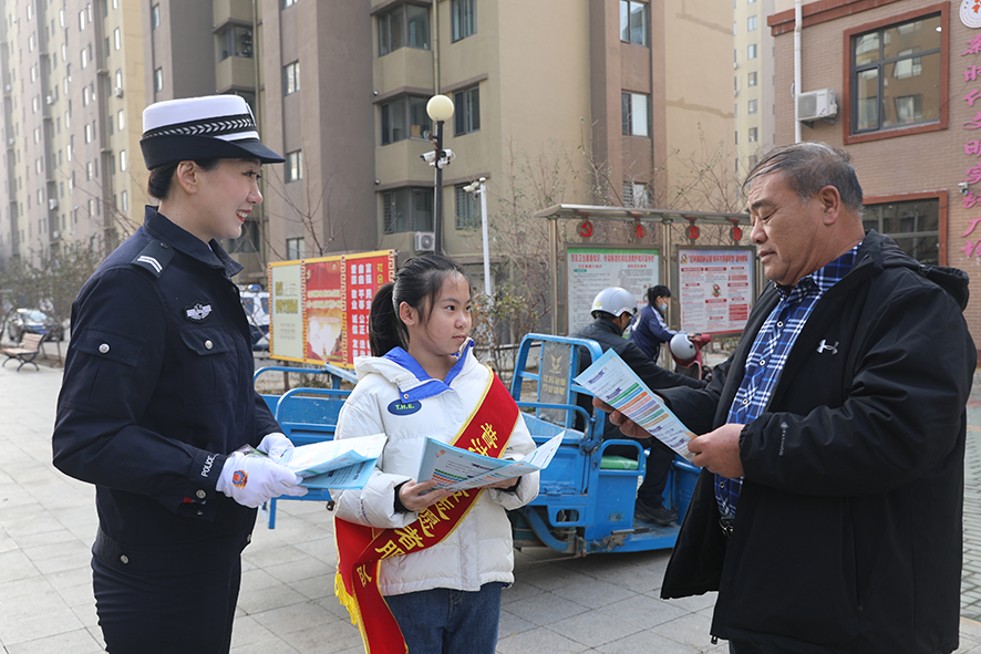 大石橋交警進(jìn)社區(qū)開展交通安全宣傳活動