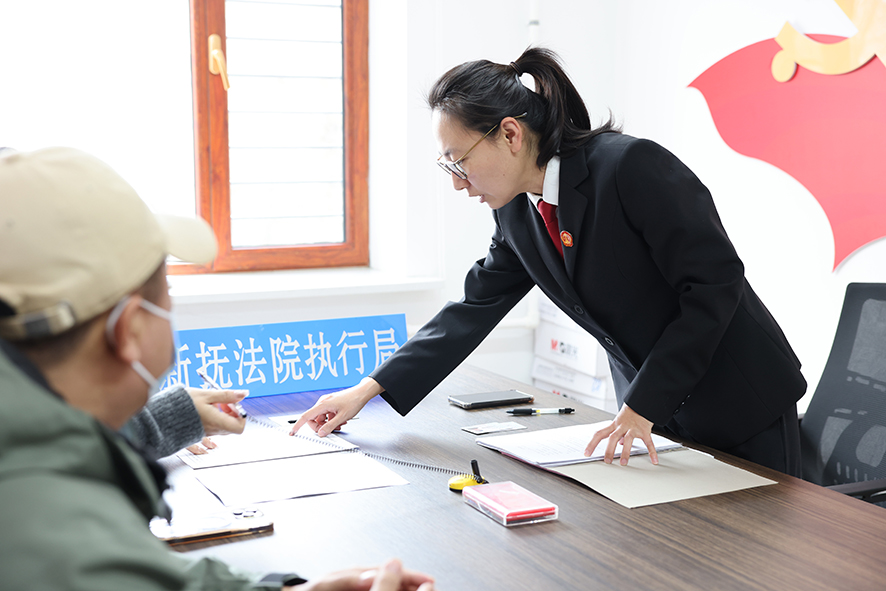 撫順市新?lián)釁^(qū)人民法院執(zhí)行干警在辦理一起涉企案件,。