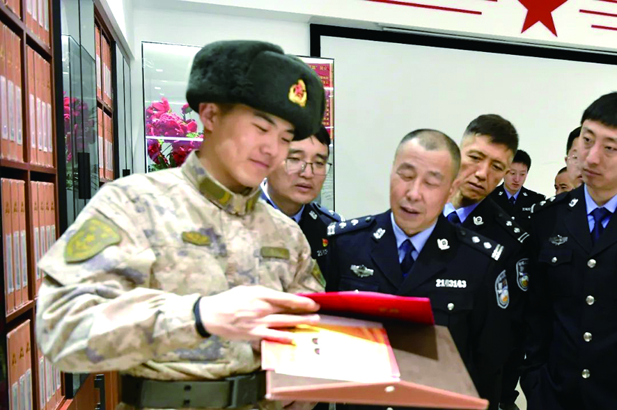民警們認(rèn)真聆聽(tīng)了雷鋒故事和事跡,。何紅軍 攝