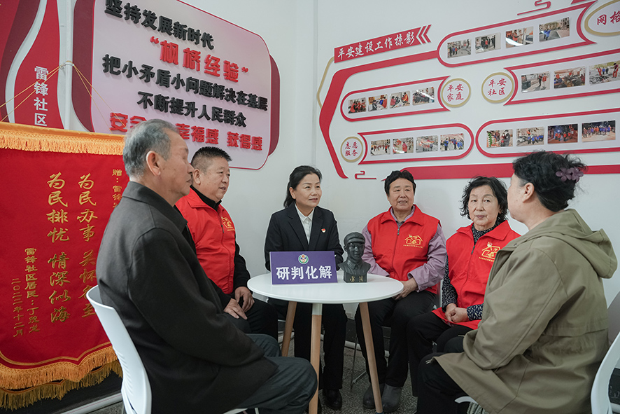 吳振華（左三）組織代辦員在黨員代辦站進行工作交流