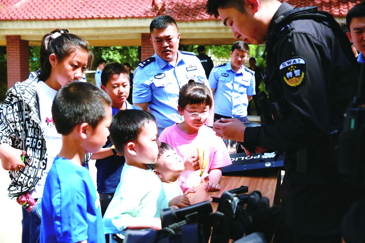 各地警營(yíng)開放日掠影