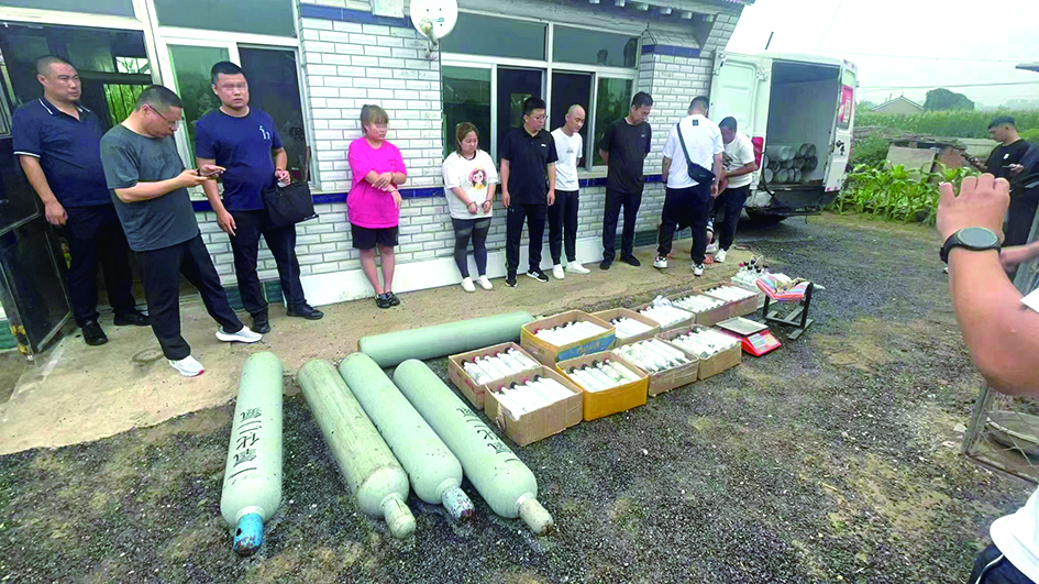 近日，彰武縣公安局禁毒大隊破獲1300公斤笑氣案,，抓獲8名犯罪嫌疑人。 黃磊 攝