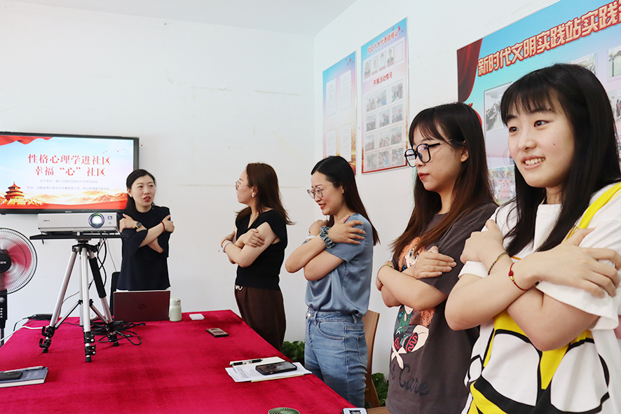 居民同心理咨詢師學(xué)習(xí)舒緩情緒的方式