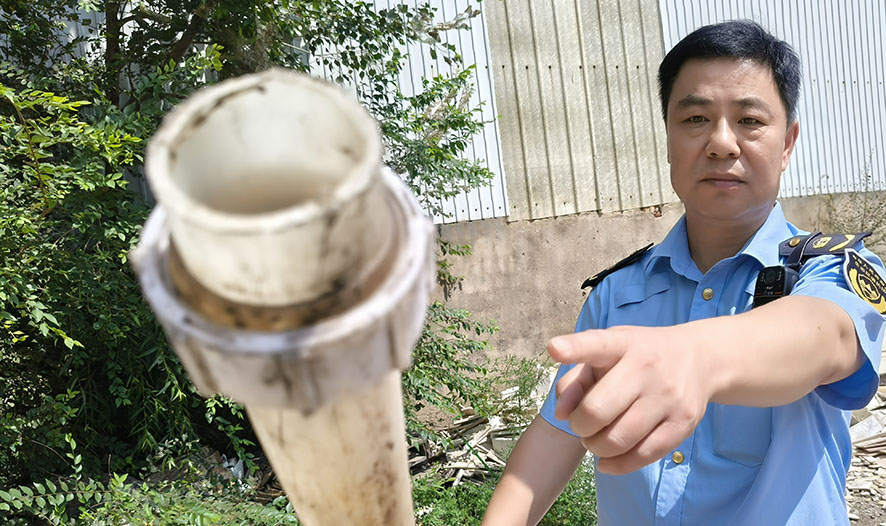 執(zhí)法人員收繳的200余米長(zhǎng)的排污水管,。
