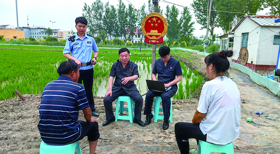 吳家人民法庭將法庭搬至田間地頭,、百姓身邊
