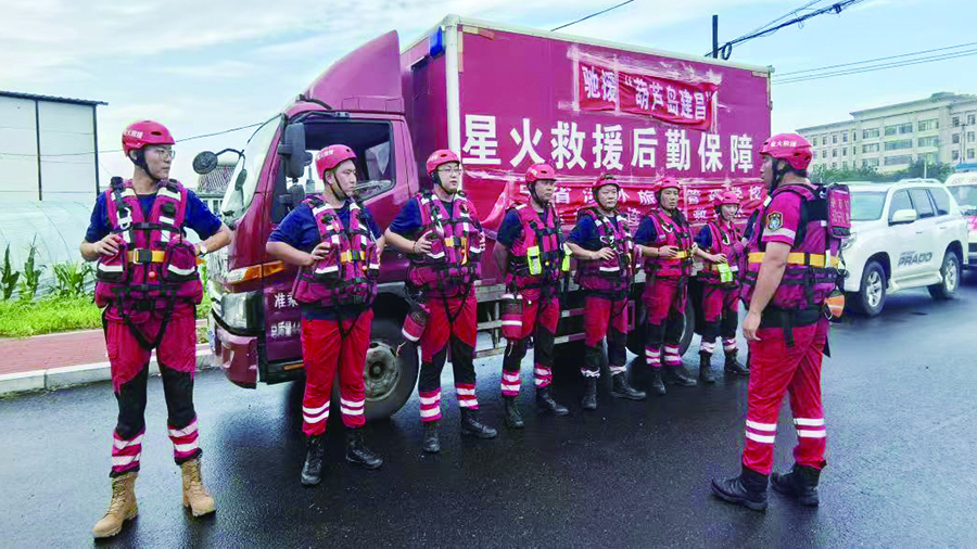 （葫蘆島稿件）大連星火救援隊員抵達建昌整隊開赴災區(qū)