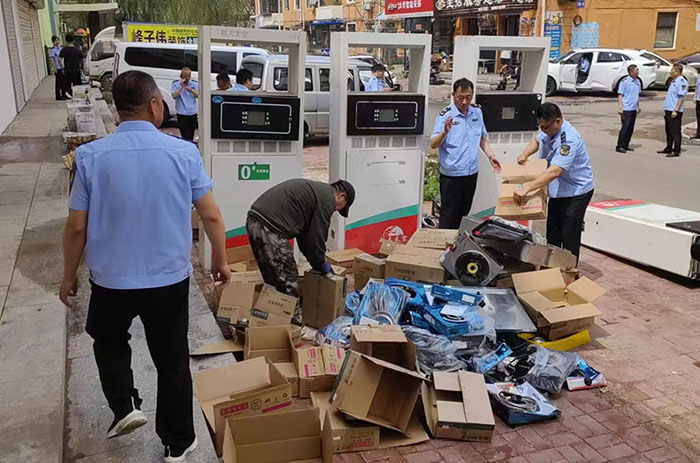 阜新市市場監(jiān)管局執(zhí)法大隊依法集中銷毀假冒偽劣燃?xì)庠罹吆妥鞅准佑蜋C。