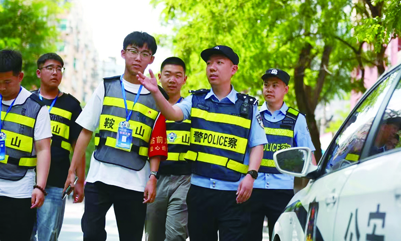 遼寧省鞍山市“鋼都義警”跟隨民警熟悉高考考點情況,，協助鞍山公安積極護航高考