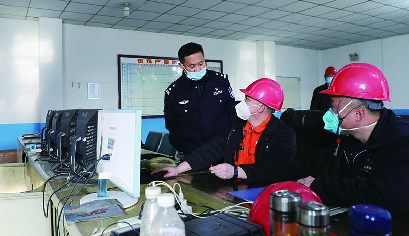 龍港公安民警與工程師研究技術(shù)問(wèn)題
