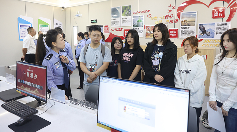 撫順市公安局駐遼寧石油化工大學(xué)綜合服務(wù)站民警為高校師生講解公安業(yè)務(wù)辦理流程