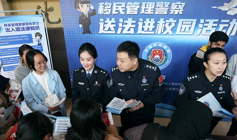3 圖為移民管理警察與沈陽醫(yī)學(xué)院的學(xué)生們互動交流法律法規(guī)