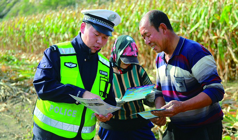 10 月 6 日,，鐵嶺市公安局交警支隊民警深入田間地頭，以 “嘮家?！?及發(fā)放傳單資料的方式宣傳交通安全,，引導農民群眾養(yǎng)成文明出行、安全出行的習慣,。
