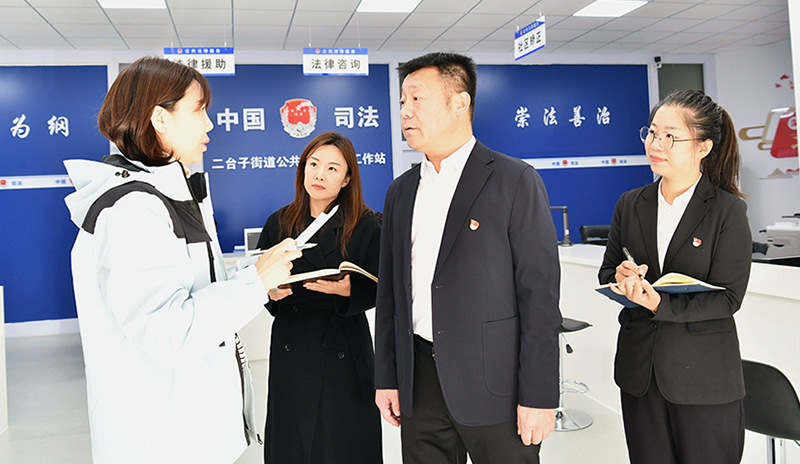 大東區(qū)司法局黨組書記,、局長安宏陽（左三）向記者介紹司法所工作情況