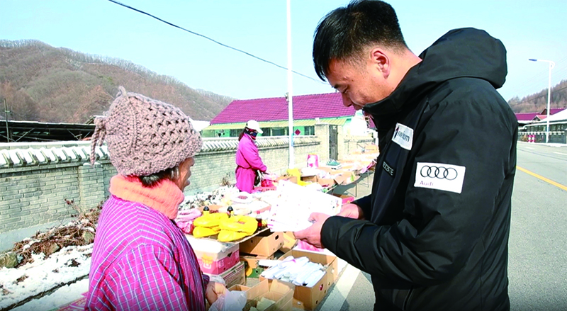 大明白配圖 佟野 在大集上對村民進(jìn)行普法宣傳