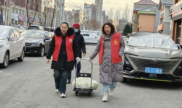 東華園社區(qū)代辦員為轄區(qū)行動不便群眾代買白菜并送上門