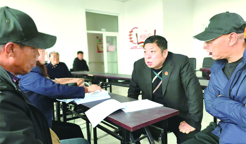陳相法庭年浩庭長為村民講解土地合同相關法律知識