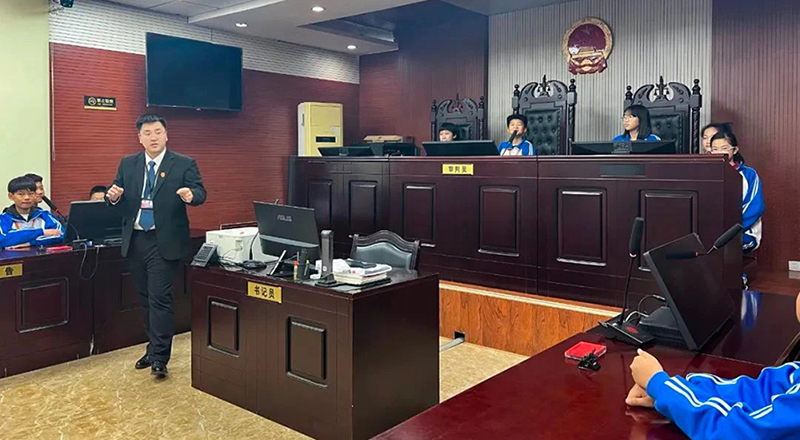 高升人民法庭為同學舉辦少年模擬法庭,，讓同學們身臨其境的感受法治教育,。