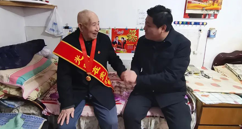 二題圖,，看望老黨員