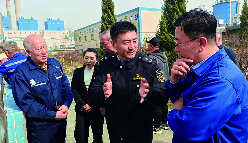 沈陽市生態(tài)環(huán)境保護(hù)綜合行政執(zhí)法隊(duì)黨委書記王永峰親切為居民代表,、營(yíng)商環(huán)境監(jiān)督員等人講解環(huán)保知識(shí)