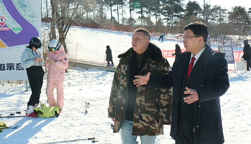 渾南區(qū)法院桃仙法庭庭長馬俊光（右）實地走訪滑雪場