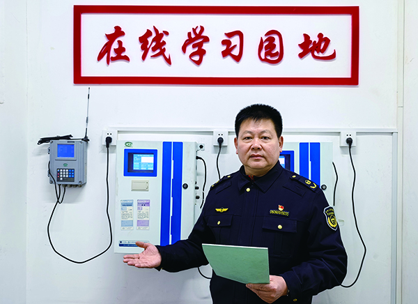 于文在丹東市執(zhí)法隊(duì)在線學(xué)習(xí)園地向執(zhí)法人員講解固定污染源自動(dòng)監(jiān)控現(xiàn)場檢查知識(shí)