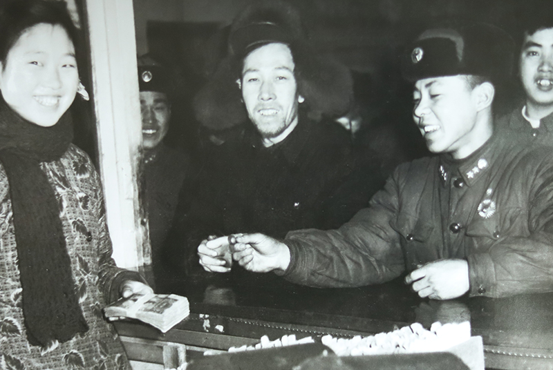 1950年,，在梁金英（左一）的見證下,，雷鋒（右二）向和平公社捐款100元現(xiàn)金