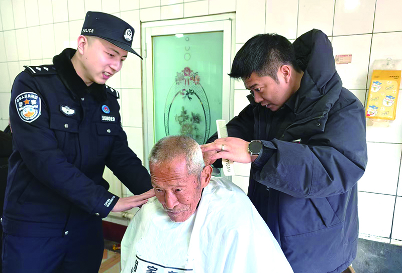 邊條圖，為老人義務理發(fā)