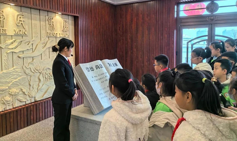 同學們一路跟隨講解員腳步走進訴訟服務(wù)中心參觀學習