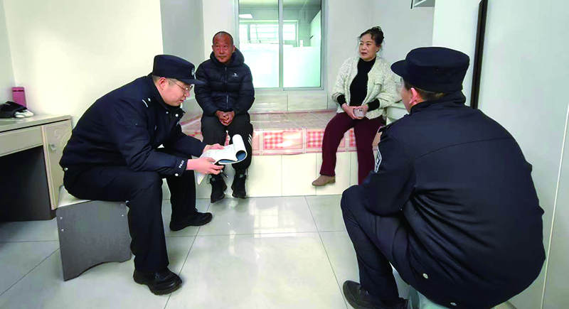 3月11日， 鐵嶺市公安局鐵西分局民警在村民評理點(diǎn)調(diào)解村民糾紛,。