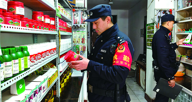 鐵嶺市公安局銅鐘分局治安民警在農(nóng)資商店檢查核對農(nóng)藥經(jīng)營資質(zhì),、質(zhì)量、儲存,、有效期等情況,。
