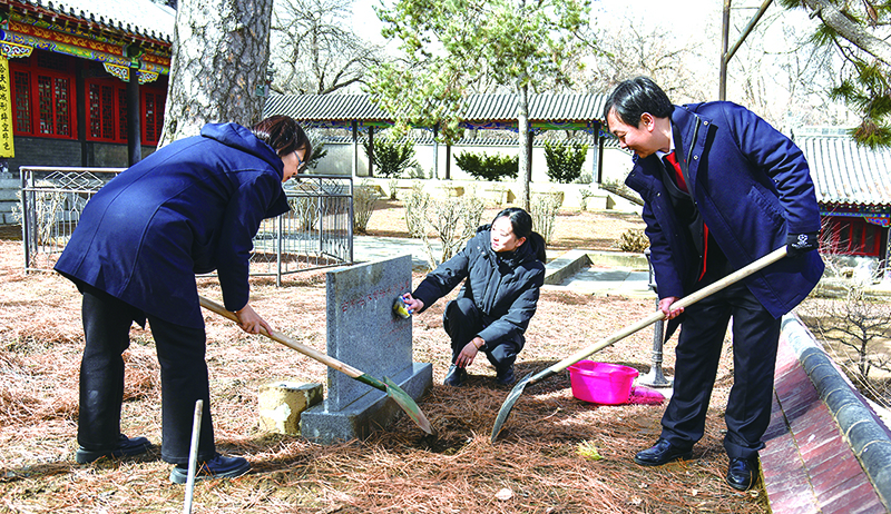 庭長賈宏斌（右一）、副庭長史致鶴（左一）,、法官助理李元旬為古樹填土澆水