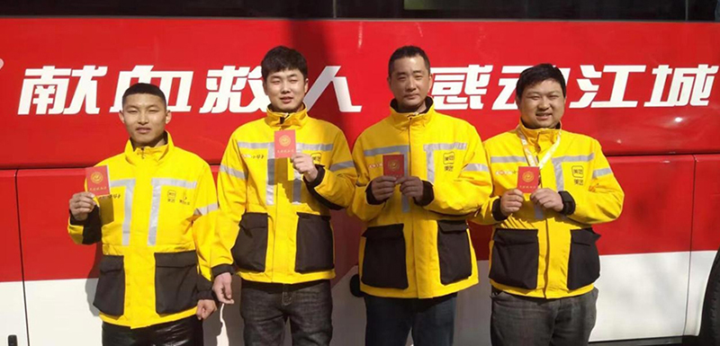 3東港美團外賣分公司黨支部參與黨群服務中心的義務獻血活動