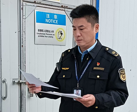 周瑞軒在涉及危險廢物產(chǎn)生企業(yè)現(xiàn)場檢查,。