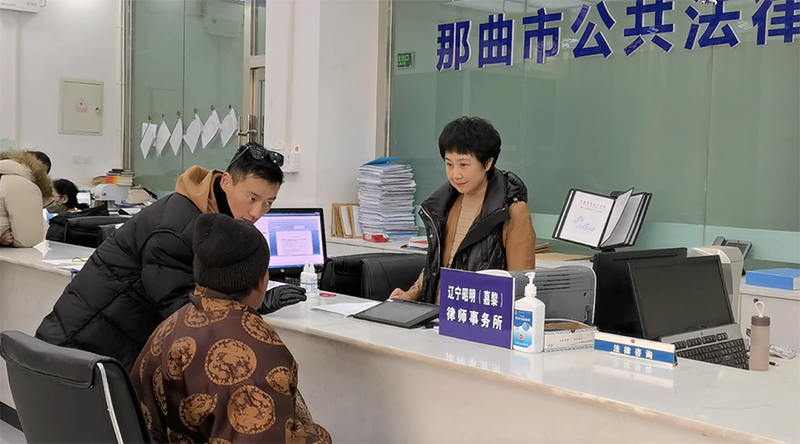 黨員律師馮巖在那曲市公共法律服務(wù)中心解答法律問(wèn)題