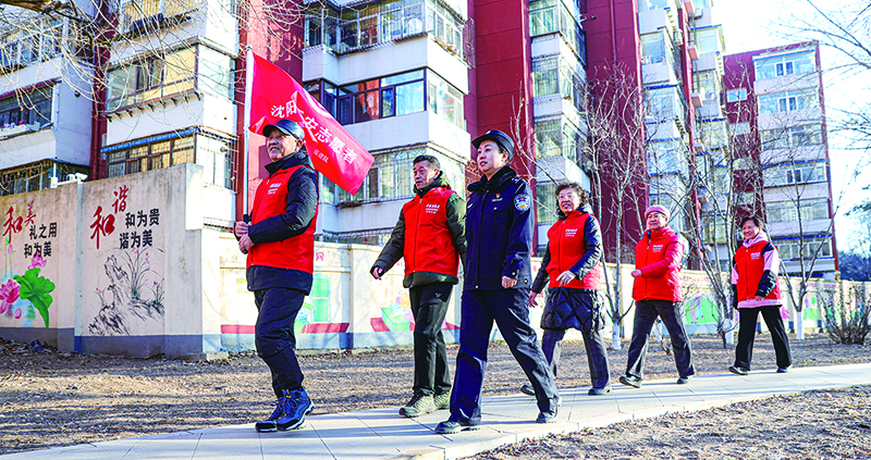 5-社區(qū)民警與志愿者深入轄區(qū)走訪,，織密治安防范網(wǎng)絡。