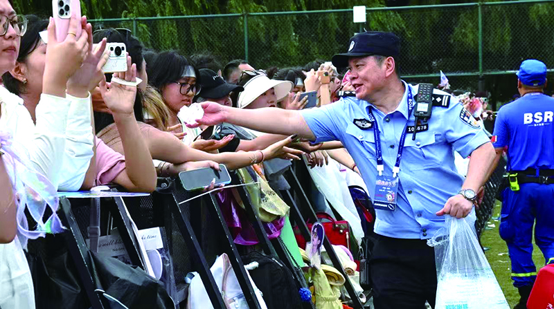 玫瑰音樂節(jié)上民警發(fā)冰塊,。郝洪偉 攝