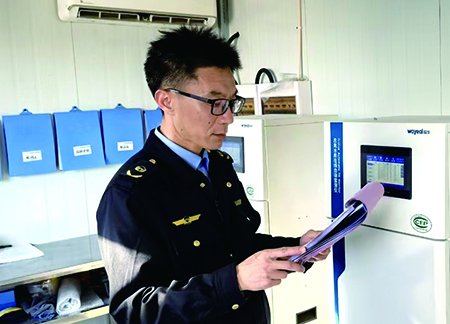 孫東宇在企業(yè)在線監(jiān)測站房檢查運(yùn)行維護(hù)記錄