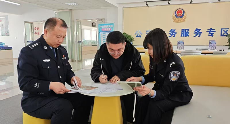 頭題圖：民警程培龍（ 左）、輔警陳佳麗 （右）正在為群眾辦理業(yè)務(wù)