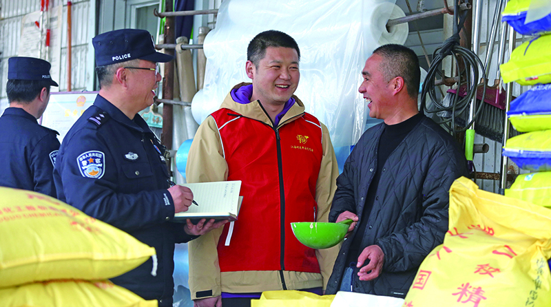 二題圖：在一家農(nóng)藥化肥經(jīng)銷店,民警向店主提示,農(nóng)忙時(shí)電信詐騙多,要注意防范電信詐騙,同時(shí)不要經(jīng)營偽劣農(nóng)藥化肥,。