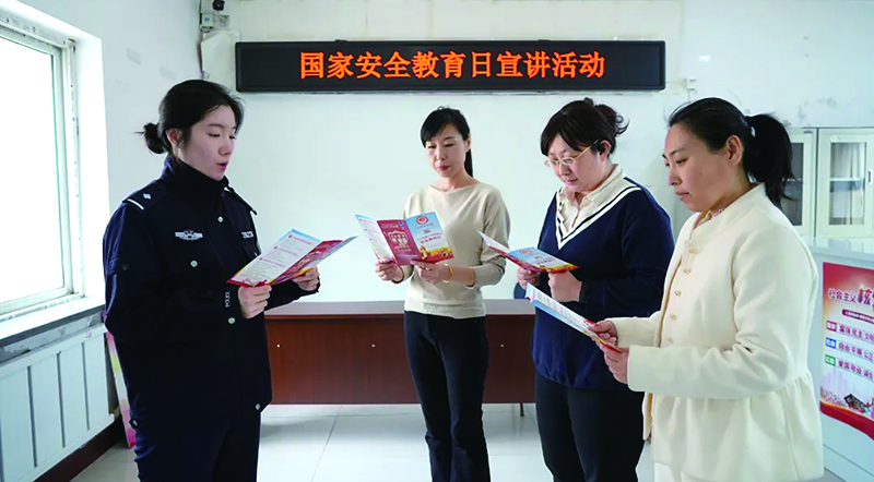撫順第二監(jiān)獄組織民警走進(jìn)社區(qū)開展宣講活動(dòng),。