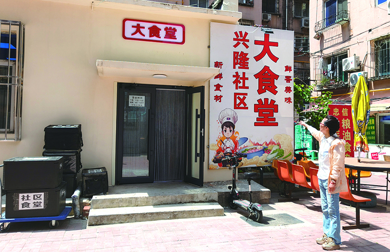 楊軼達給記者講創(chuàng)建大食堂的故事,。