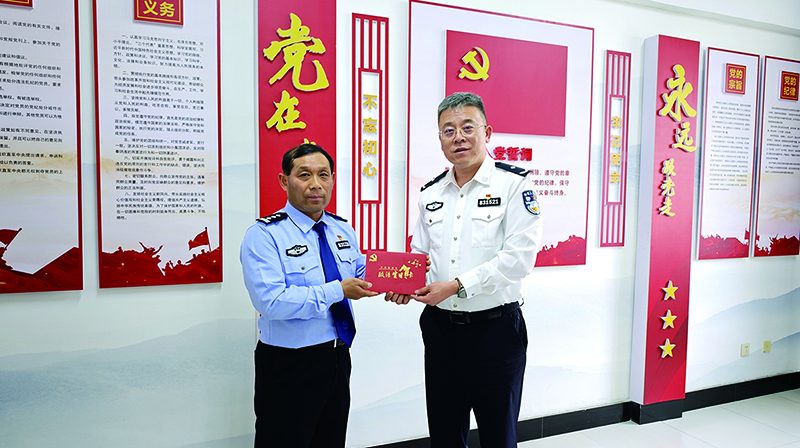 頭題圖,，韓明（左）收到“”政治生日卡”