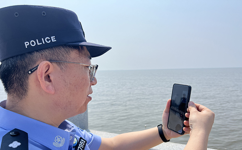 “閉上眼睛聽,，這就是大海的心跳聲,。”