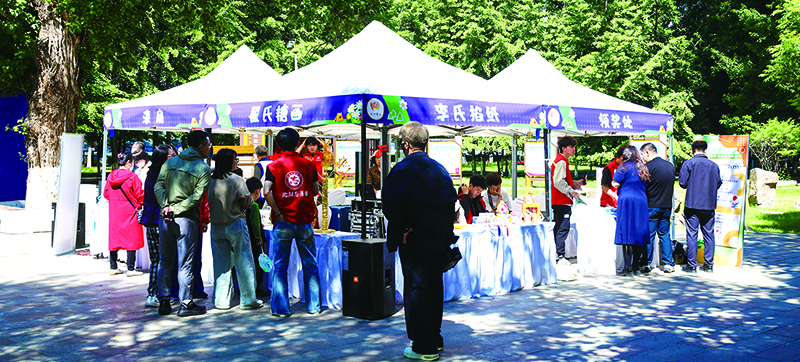 在沈陽市法治公益游園會現(xiàn)場,，市民積極參與活動