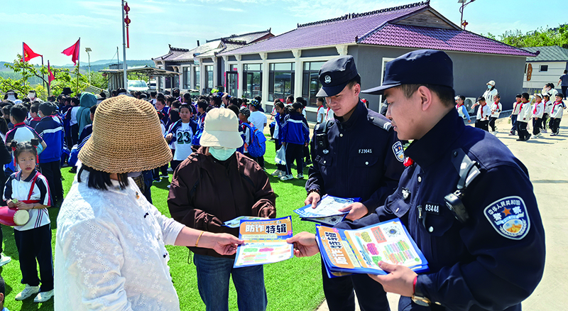 二題圖，民警在校園普法