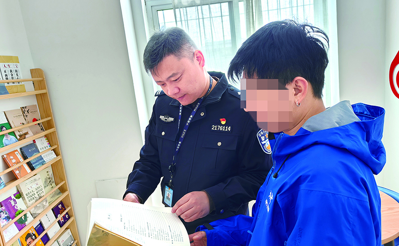 通過圖書賞析的形式對自愿戒毒人員開展文化教育，增強(qiáng)戒治信心,。（當(dāng)面人打碼）