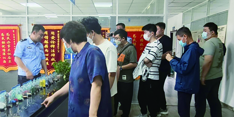 互動(dòng)體驗(yàn)區(qū)的仿真毒品吸引了群眾駐足
